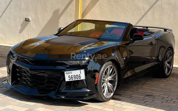 在迪拜租赁黑色 Chevrolet Camaro