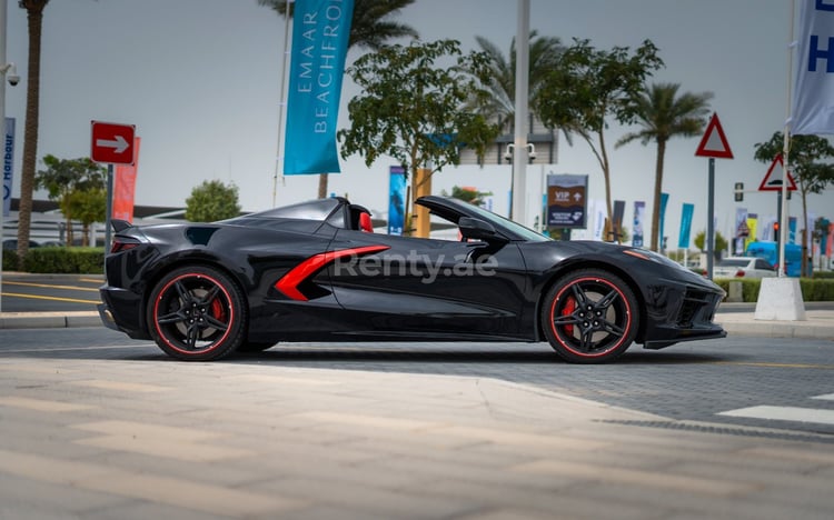 Schwarz Chevrolet Corvette Spyder zur Miete in Abu-Dhabi 4