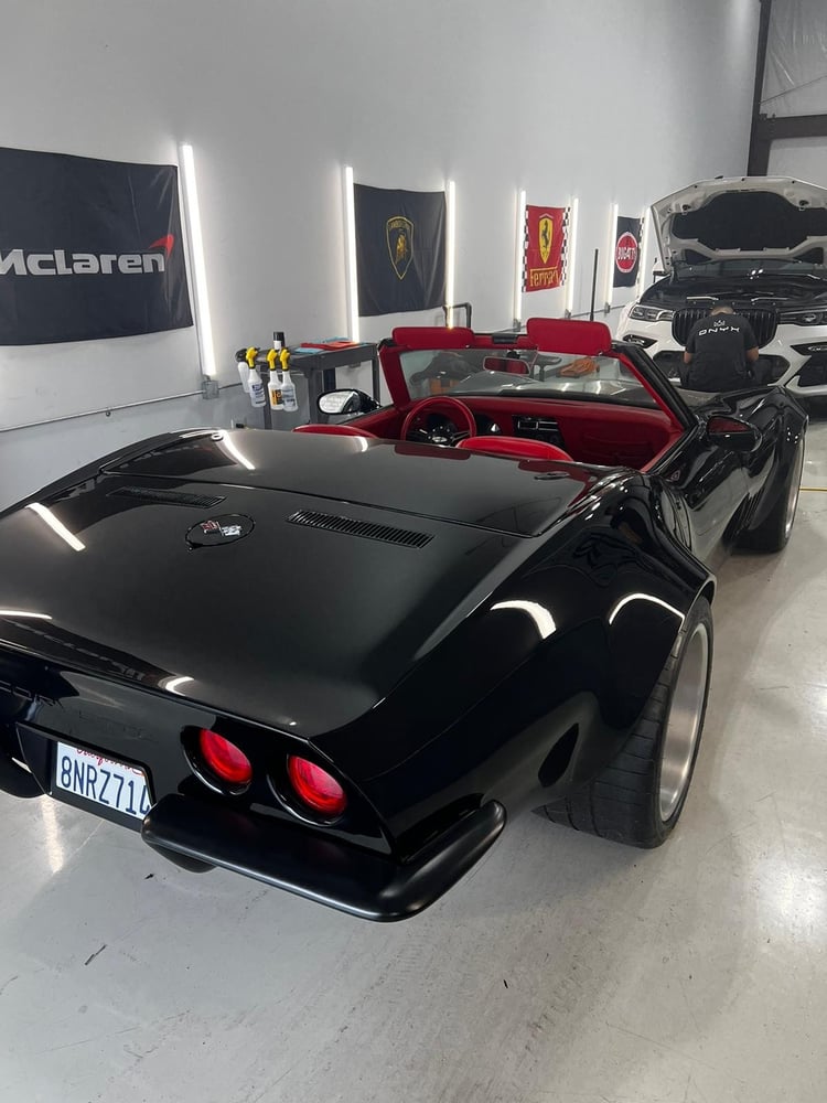 Schwarz Chevrolet Corvette zur Miete in Sharjah 1