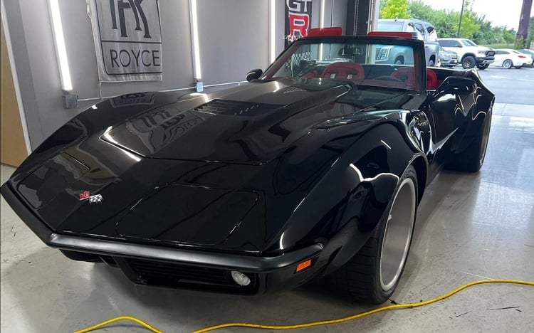 Schwarz Chevrolet Corvette zur Miete in Abu-Dhabi