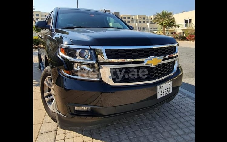 Negro Chevrolet Suburban en alquiler en Sharjah