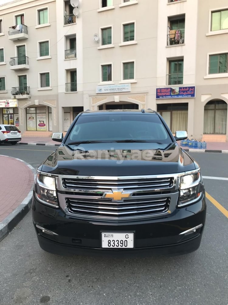 أسود Chevrolet Suburban للإيجار في دبي 0