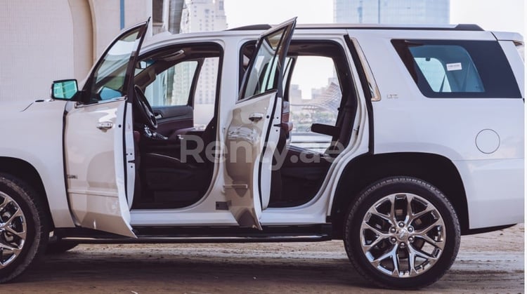 أبيض Chevrolet Tahoe للإيجار في أبو ظبي 0