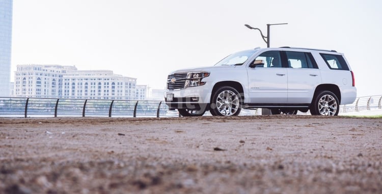 Blanc Chevrolet Tahoe en location à Dubai 2