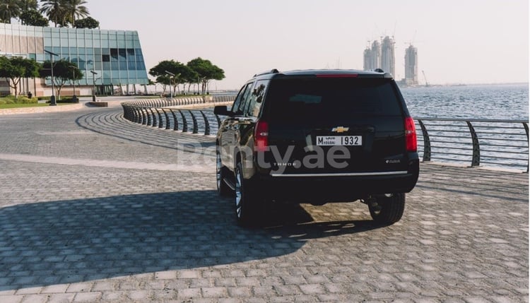 在阿布扎比租赁黑色 Chevrolet Tahoe 4