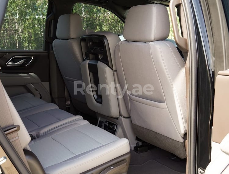 أسود Chevrolet Tahoe للإيجار في أبو ظبي 3