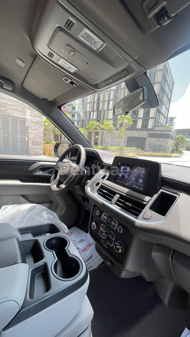 Negro Chevrolet Tahoe en alquiler en Sharjah 1