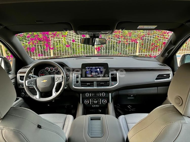 Negro Chevrolet Tahoe en alquiler en Abu-Dhabi 4