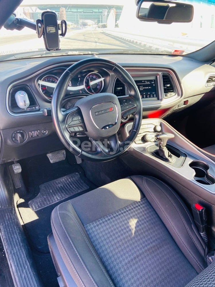 Negro Dodge Challenger V6 en alquiler en Abu-Dhabi 1