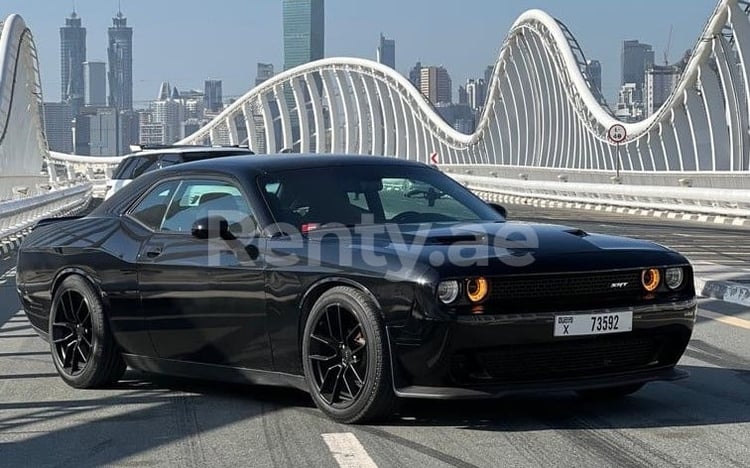 Schwarz Dodge Challenger V6 zur Miete in Dubai