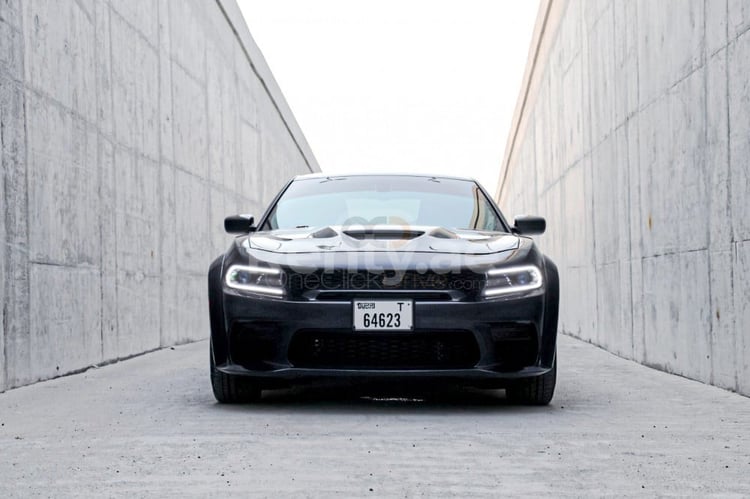 Schwarz Dodge Charger zur Miete in Sharjah 0