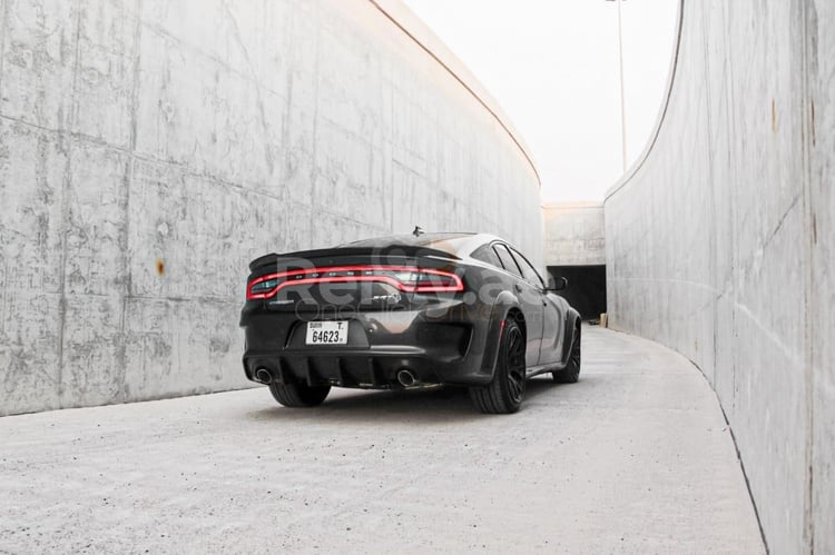 Negro Dodge Charger en alquiler en Abu-Dhabi 2