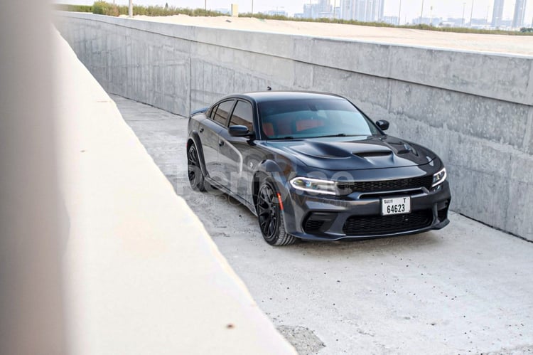 Schwarz Dodge Charger zur Miete in Abu-Dhabi 3