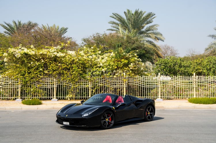 Schwarz Ferrari 488 Spyder zur Miete in Sharjah 5