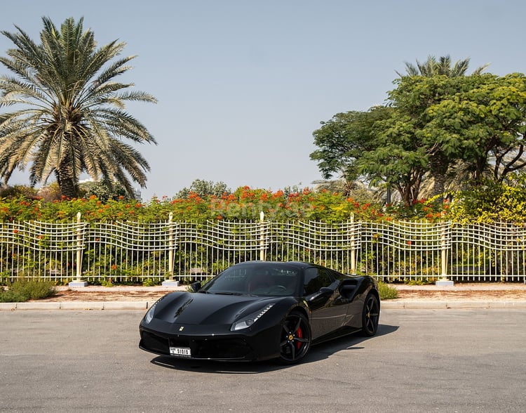 أسود Ferrari 488 Spyder للإيجار في أبو ظبي 6