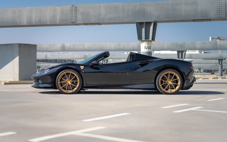 Negro Ferrari F8 Tributo Spyder en alquiler en Abu-Dhabi 1