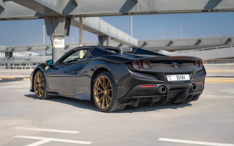 Noir Ferrari F8 Tributo Spyder en location à Sharjah 2