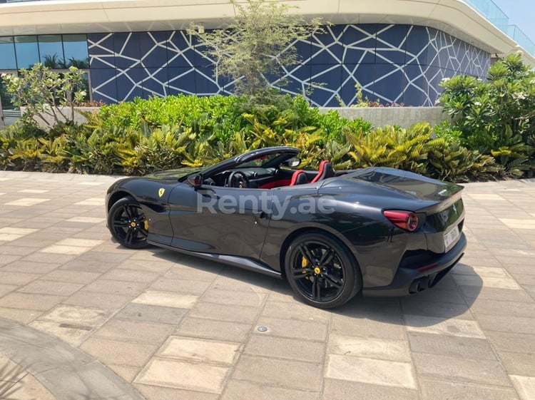 在阿布扎比租赁黑色 Ferrari Portofino Rosso 2