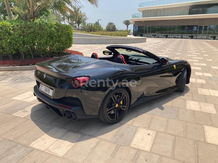 在沙迦租赁黑色 Ferrari Portofino Rosso 3