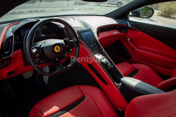 أسود Ferrari Roma للإيجار في دبي 6