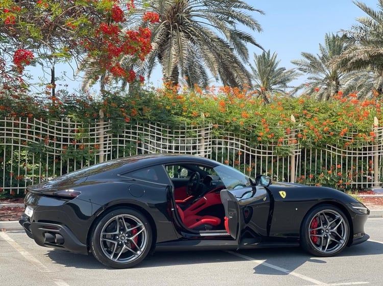 Noir Ferrari Roma en location à Abu-Dhabi 5