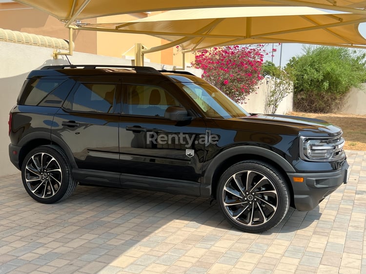 Schwarz Ford Bronco zur Miete in Dubai 3