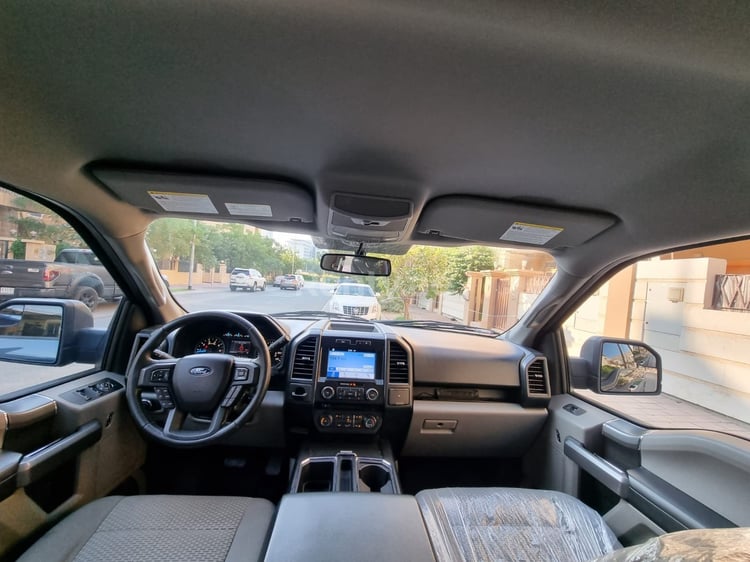 Nero Ford F150 in affitto a Sharjah 4