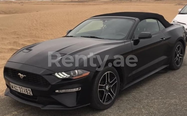 أسود Ford Mustang Convertible للإيجار في أبو ظبي