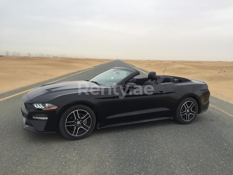 Noir Ford Mustang Convertible en location à Abu-Dhabi 0