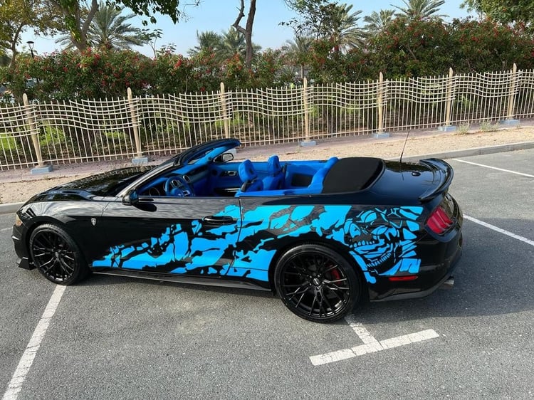 Negro Ford Mustang Convertible en alquiler en Dubai 2