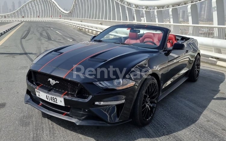 أسود Ford Mustang Eco Boost V4 cabrio للإيجار في الشارقة