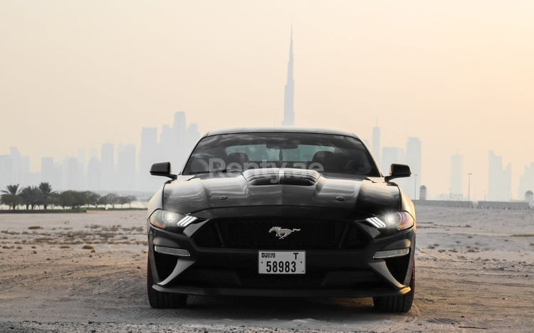 Schwarz Ford Mustang GT Bodykit zur Miete in Dubai