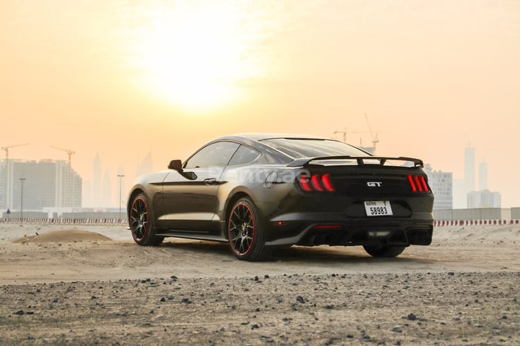 Schwarz Ford Mustang GT Bodykit zur Miete in Dubai 1