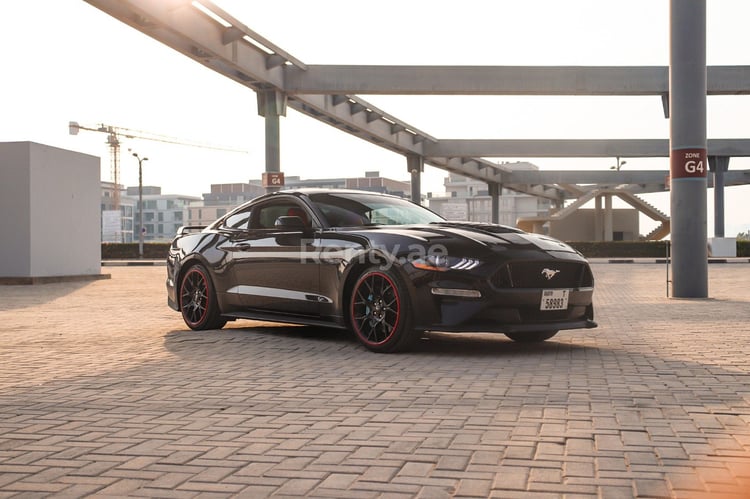 Schwarz Ford Mustang GT Bodykit zur Miete in Abu-Dhabi 2