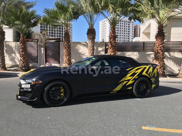 Nero Ford Mustang V8 cabrio in affitto a Dubai 3