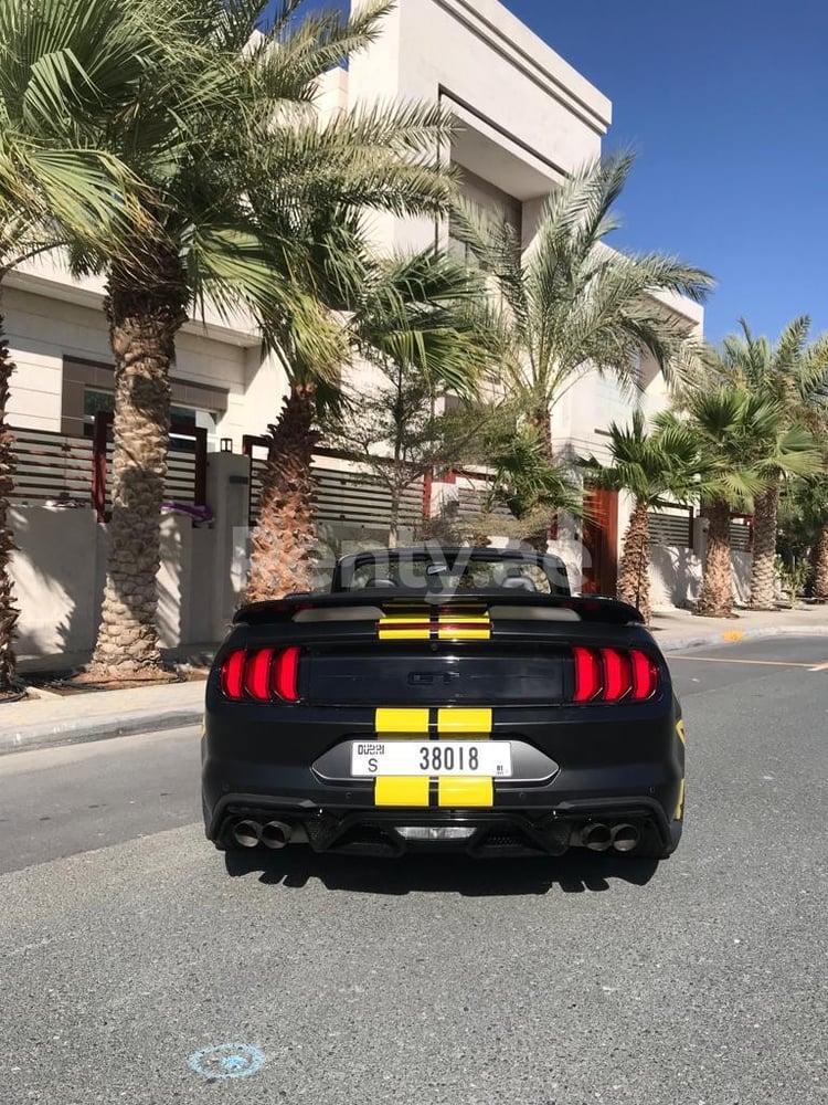 Nero Ford Mustang V8 cabrio in affitto a Dubai 4