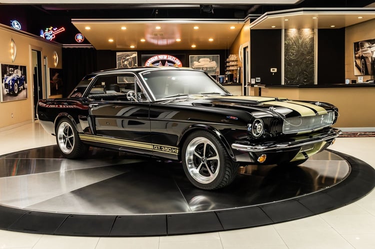 أسود Ford Mustang للإيجار في أبو ظبي 4