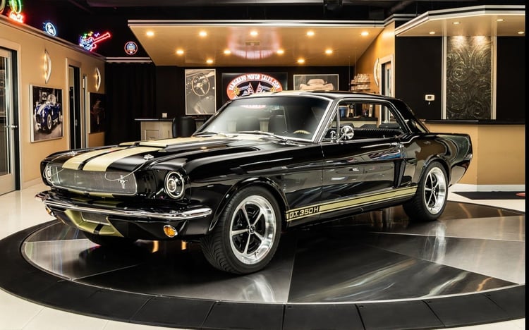 Negro Ford Mustang en alquiler en Sharjah