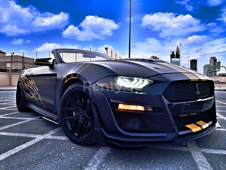 Noir Ford Mustang en location à Sharjah 1