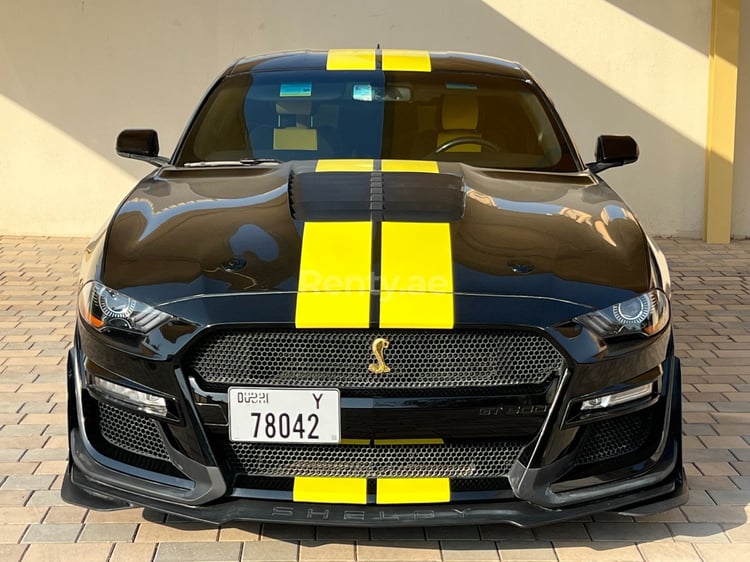 Noir Ford Mustang en location à Abu-Dhabi 1