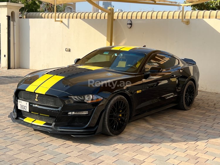 Schwarz Ford Mustang zur Miete in Dubai 3