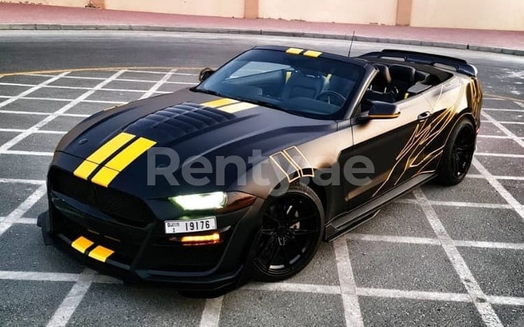 Schwarz Ford Mustang zur Miete in Abu-Dhabi