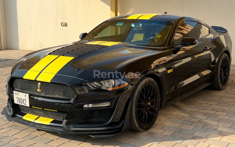 Schwarz Ford Mustang zur Miete in Abu-Dhabi