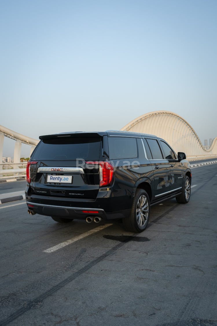 أسود GMC Denali XL ,Top-of-the-line للإيجار في دبي 1