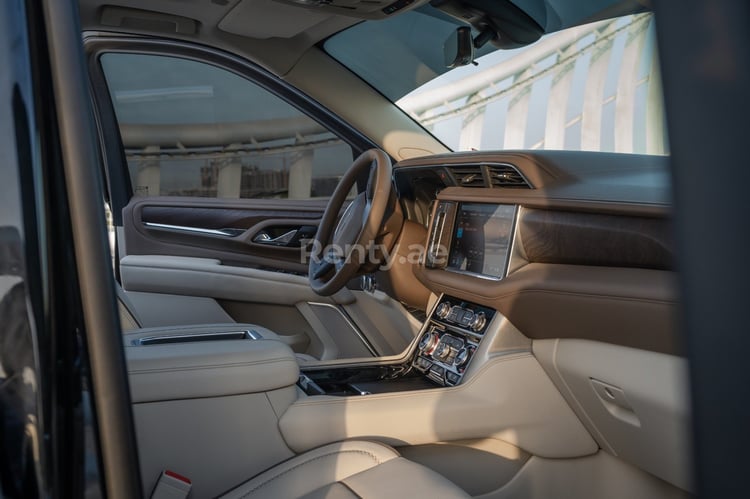 أسود GMC Denali XL ,Top-of-the-line للإيجار في دبي 3