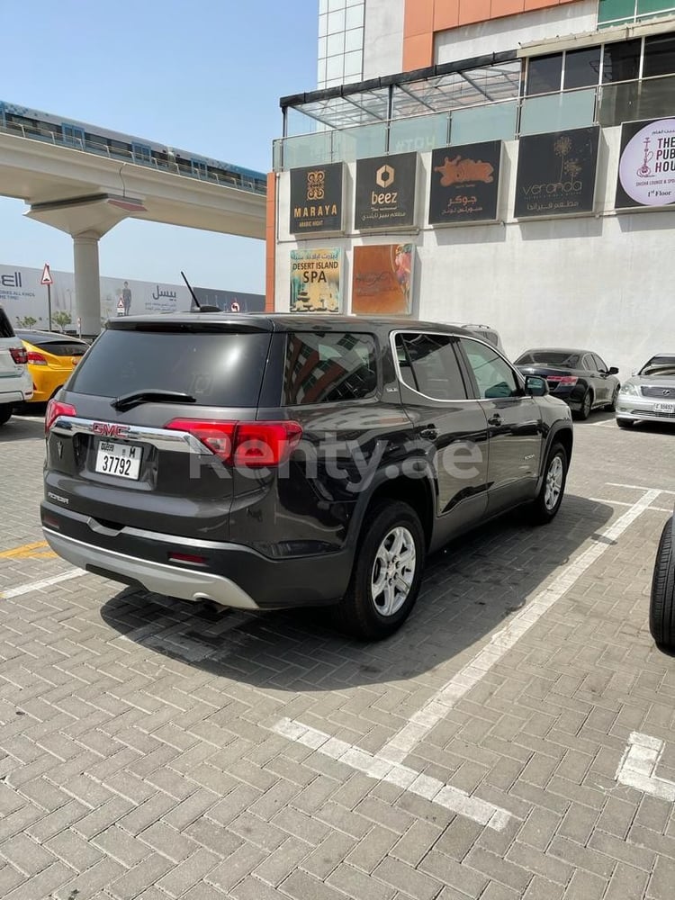 أسود GMC Acadia للإيجار في دبي 3