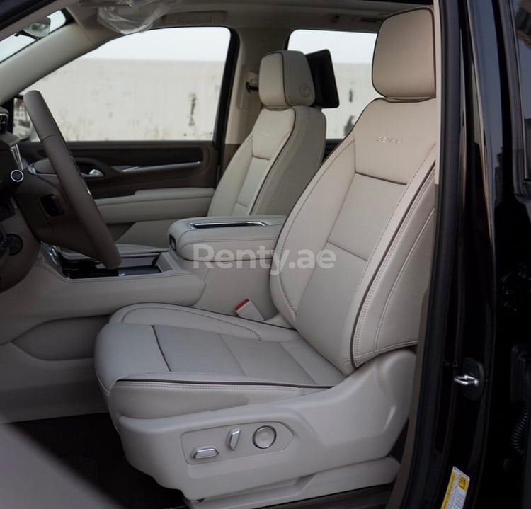 أسود GMC Denali للإيجار في أبو ظبي 3