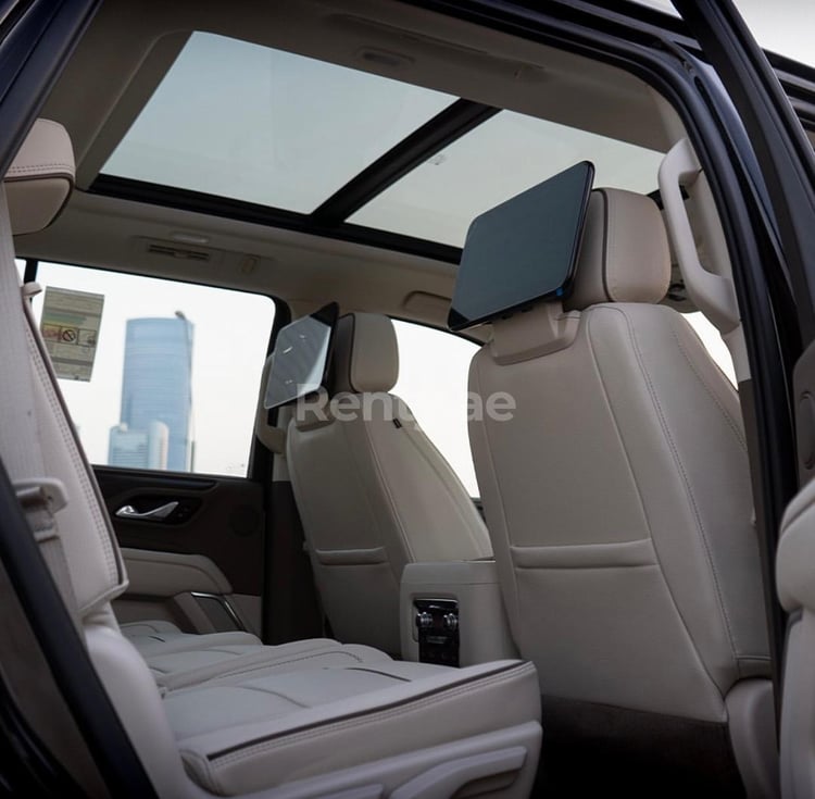 أسود GMC Denali للإيجار في الشارقة 4