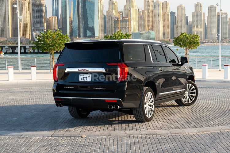 Schwarz GMC Denali zur Miete in Abu-Dhabi 1