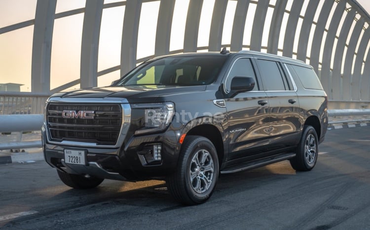 Negro GMC Yukon XL en alquiler en Abu-Dhabi